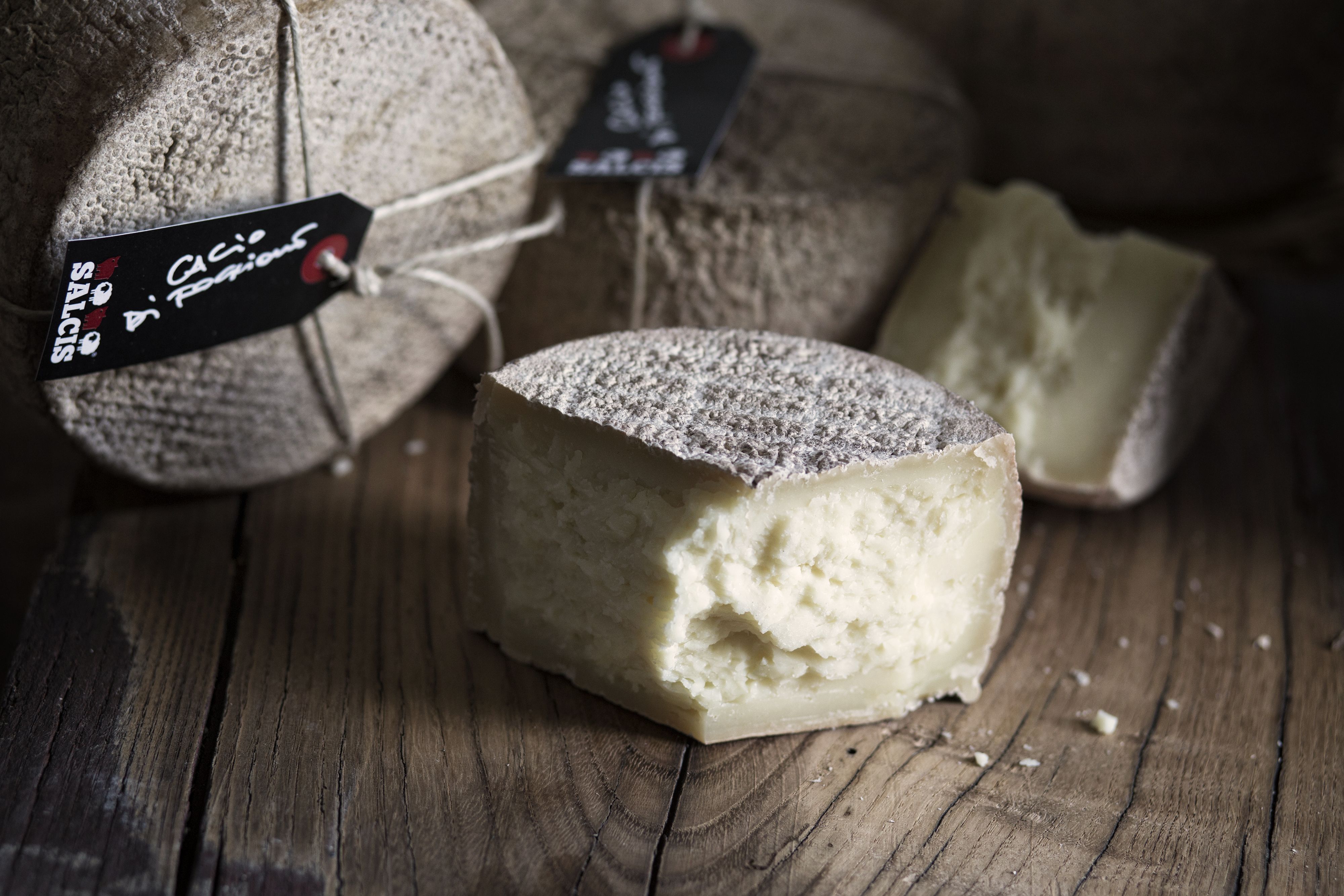 Lavorazione artigianale del formaggio in caseificio