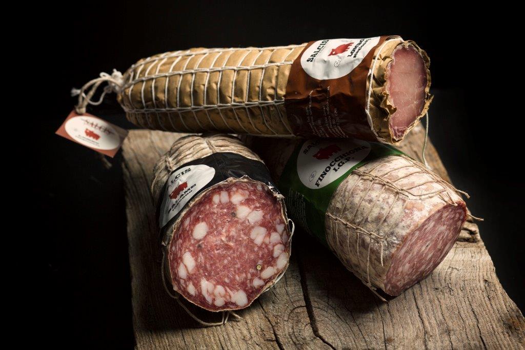 Latte di pecora appena munto versato nel recipiente